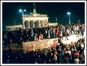 Människosamling vid Berlinmuren